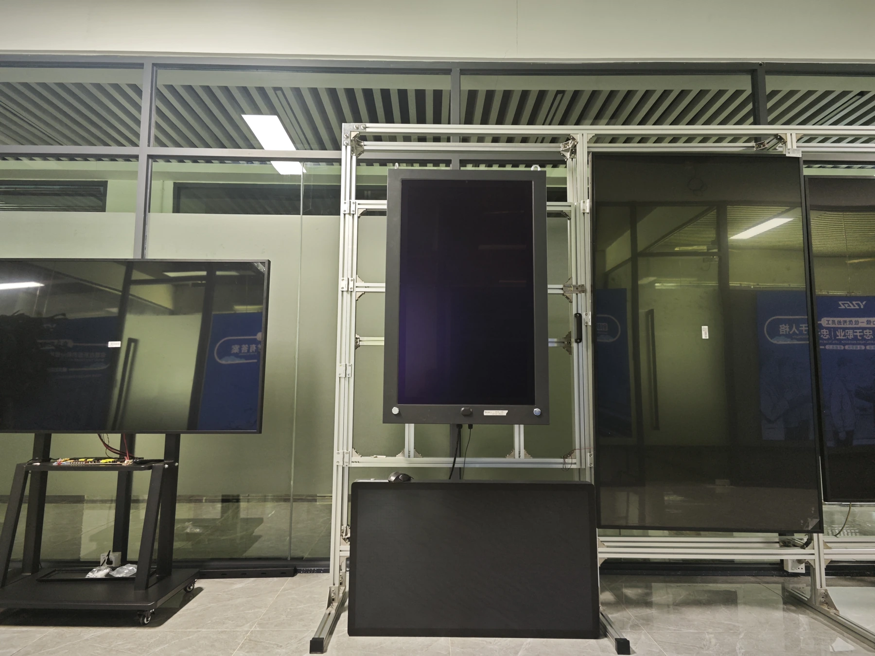 Display setup and evaluation space at YuanZhong
